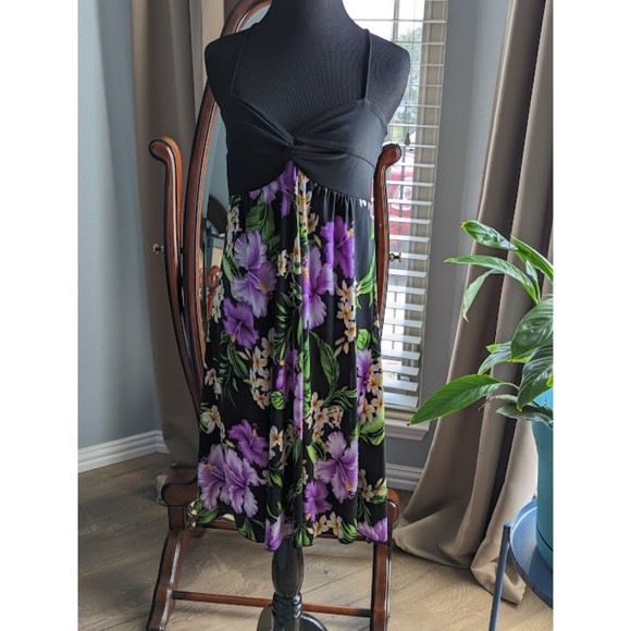 Hawaiian Dress - Picture 1 of 10